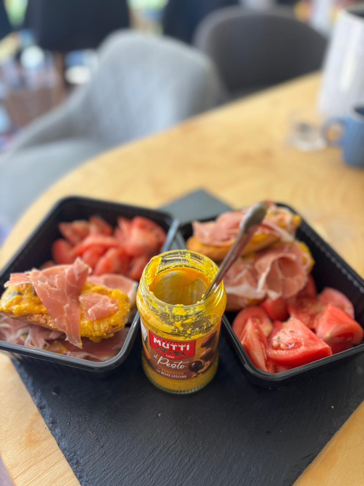 Прошуто, домати и Mutti Il Pesto — сезонният ни фаворит