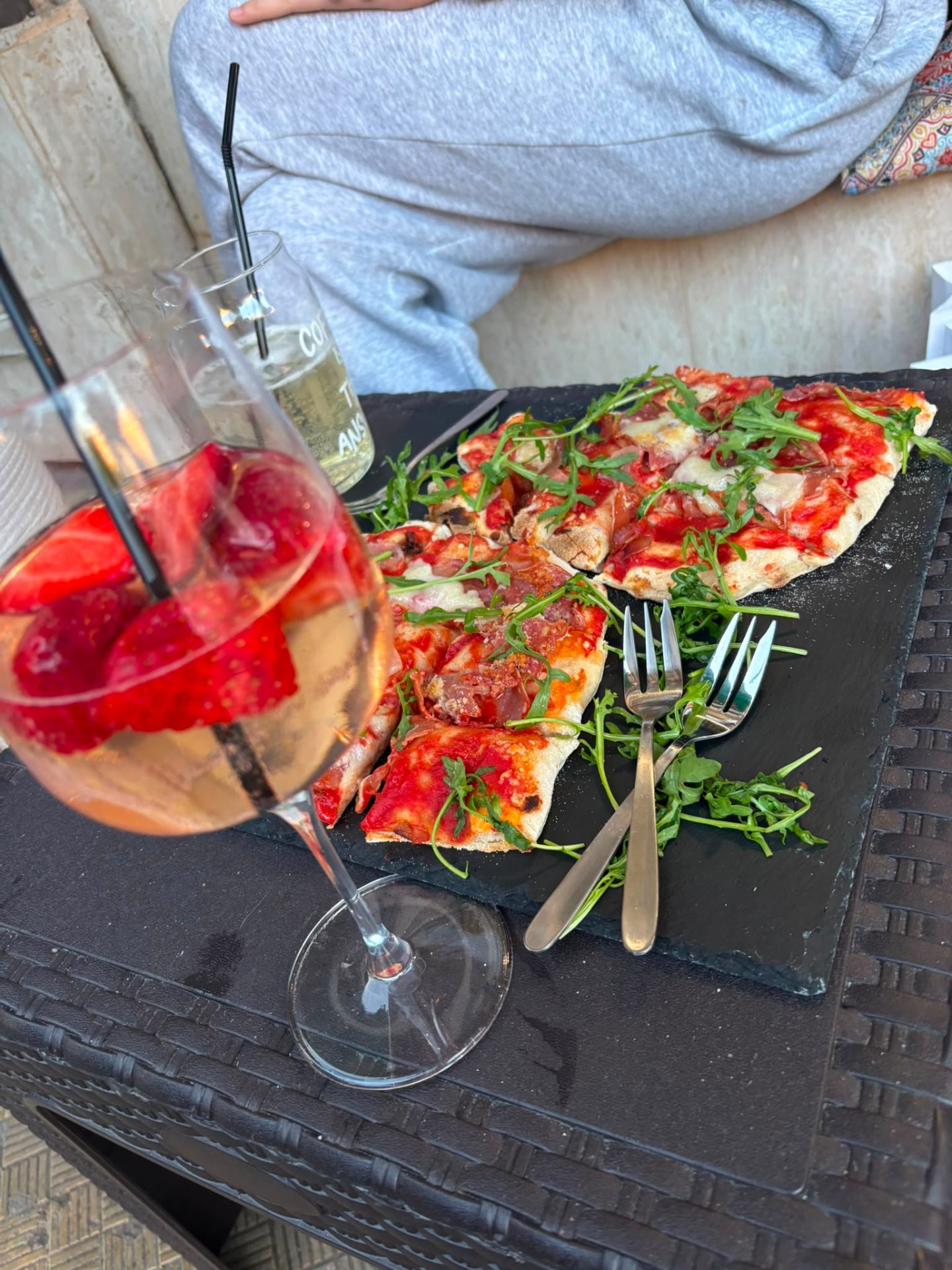 Aperitivo — пица и напитка на терасата